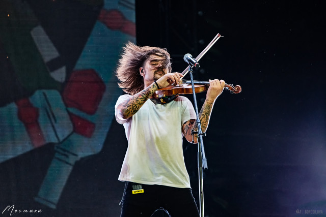 Юрий Музыченко играет на скрипке