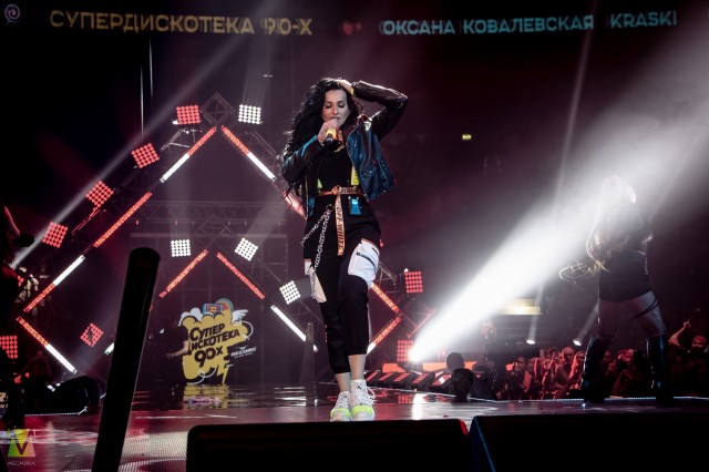 Оксана Ковалевская из группы КРАСКИ на сцене Супердискотеки 90-х 2019 радио Рекорд