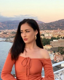 Саша Попова выпускает первый клип своего сольного проекта.