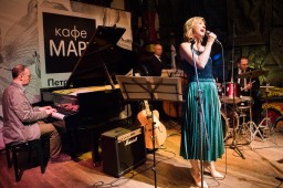 Певица Анна Бутурлина представила свой новый альбом "Острожно музыка"