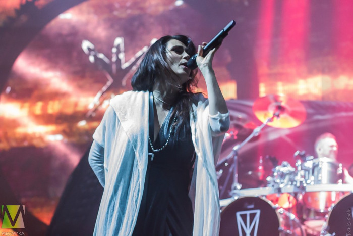 Within Temptation представили клип на "Entertain You"