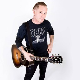Кори Тейлор из Slipknot выставляет на аукцион гитары, чтобы собрать деньги для помощи с COVID-19