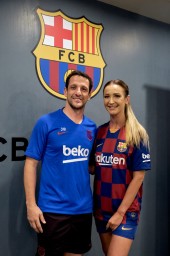 Ольга Бузова станцевала и спела “Мало половин” с легендой футбола