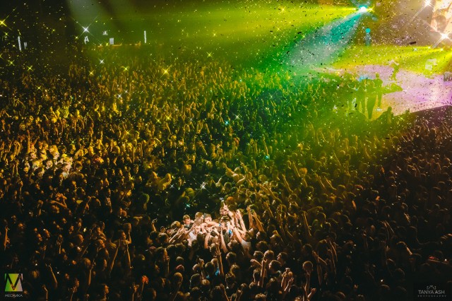 Владимир Котляров с фанатами группа "Порнофильмы"