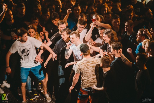 Владимир Котляров с фанатами группа "Порнофильмы"