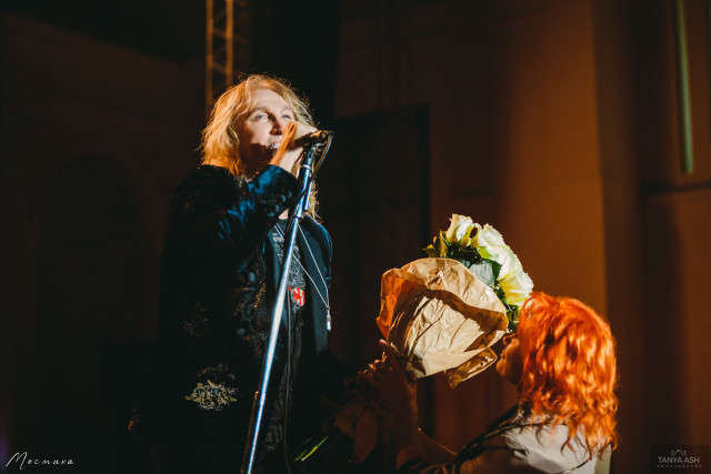 Александр Иванов и поклонница с цветами