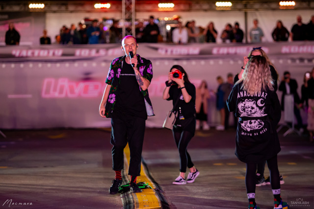 Артем вышел к зрителям. Группа Anacondaz на фестивале на фестивале Live&Drive