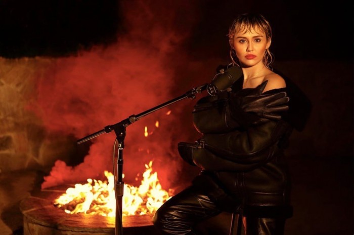 Miley Cyrus Performs “Wish You Were Here” Saturday Night Live