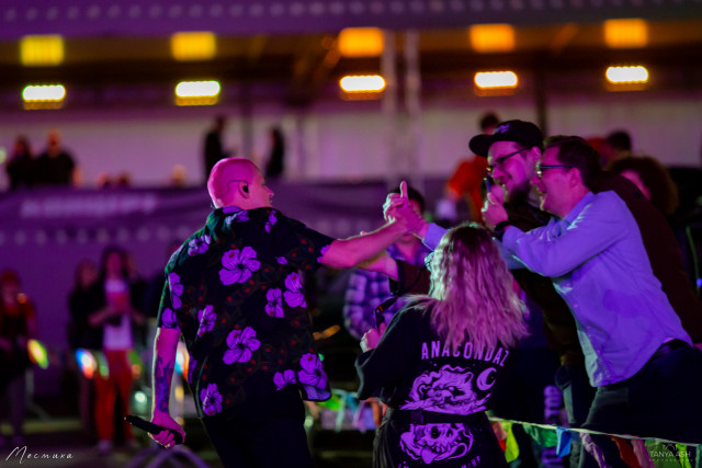 Артем здоровается со зрителями. Группа Anacondaz на фестивале на фестивале Live&Drive