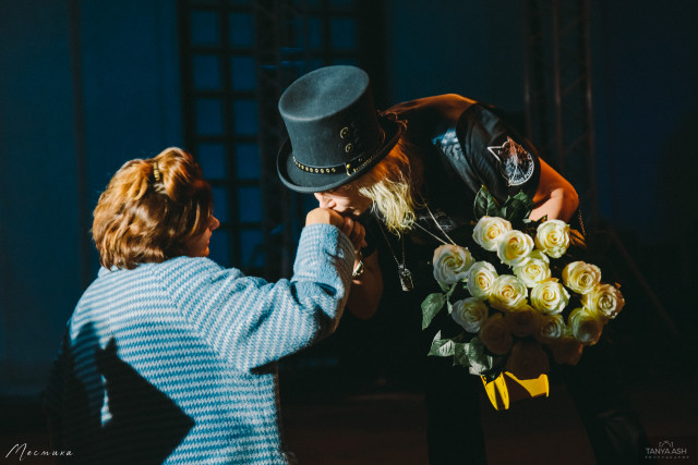 Александр Иванов целует поклоннице руку