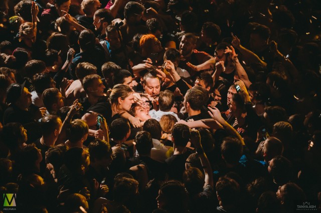 Владимир Котляров с фанатами группа "Порнофильмы"