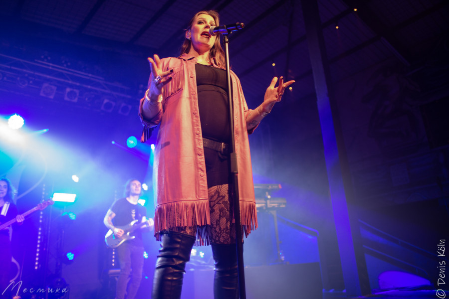 17 мая Floor Jansen выступила вместе с Anneke van Giersbergen в городе Штутгарт