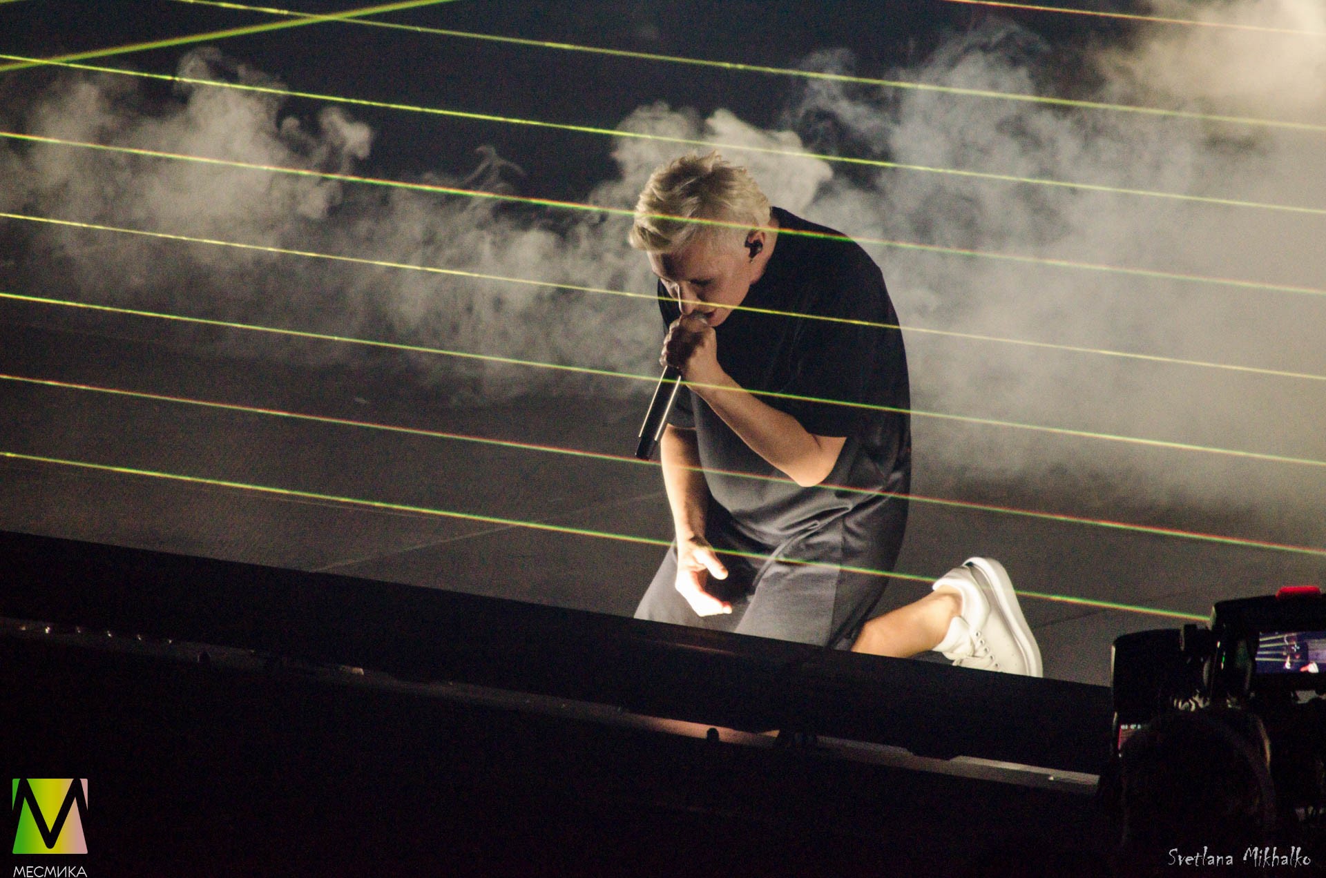 Диана Арбенина на коленях