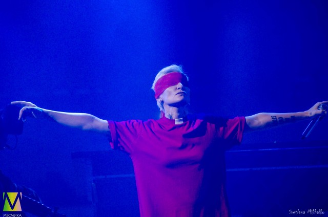 Диана Арбенина с завязанными глазами на сцене ВТБ Арена