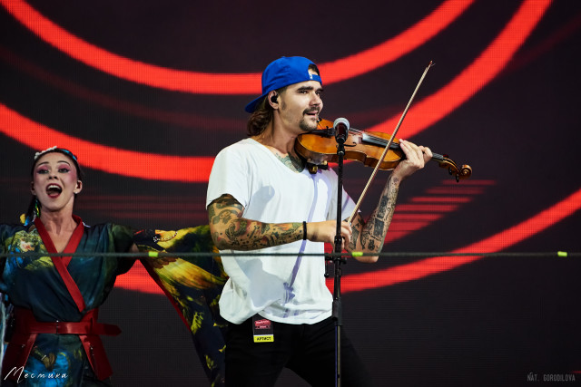 Юрий и Анна Музыченко, и скрипка