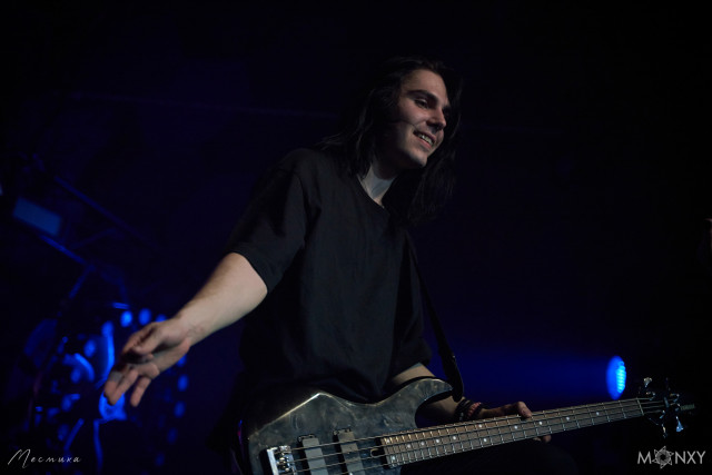 Бас-гитарист Андрей Онищенко