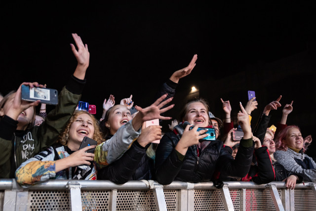 Счастливые фанаты на концерте The Hatters