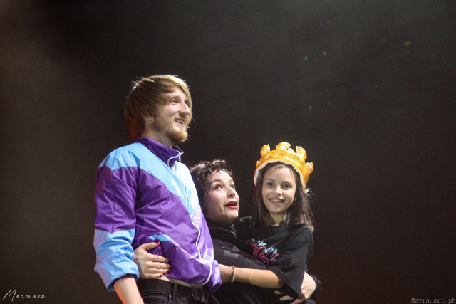 Анатолий Царев (вокал, тексты), Катерина Цион-Княжева (скрипка, вокал) и Есения