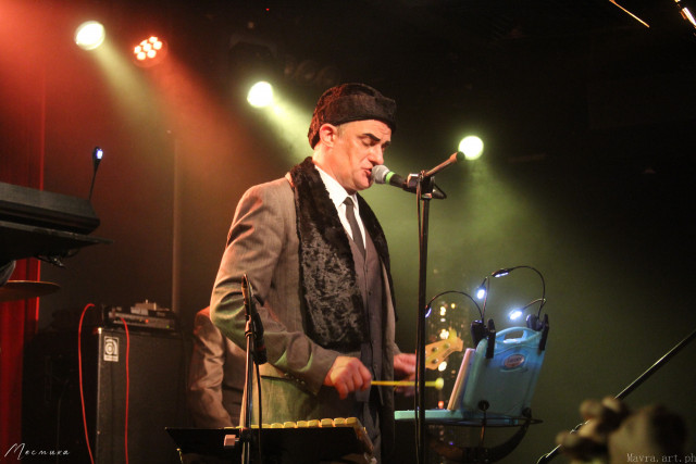 Максим Валерьевич Кошелев (вокал, металлофон, ксилофон)