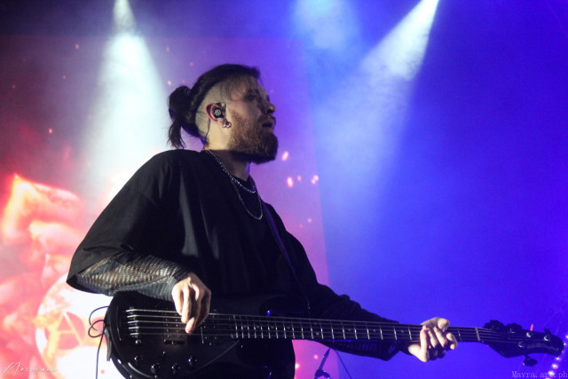 Михаил Бушуев (бас-гитара, бэк-вокал)